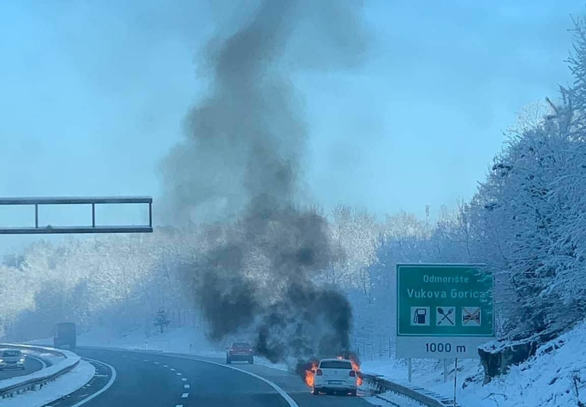 Foto Auto Se Zapalio Na Autocesti N