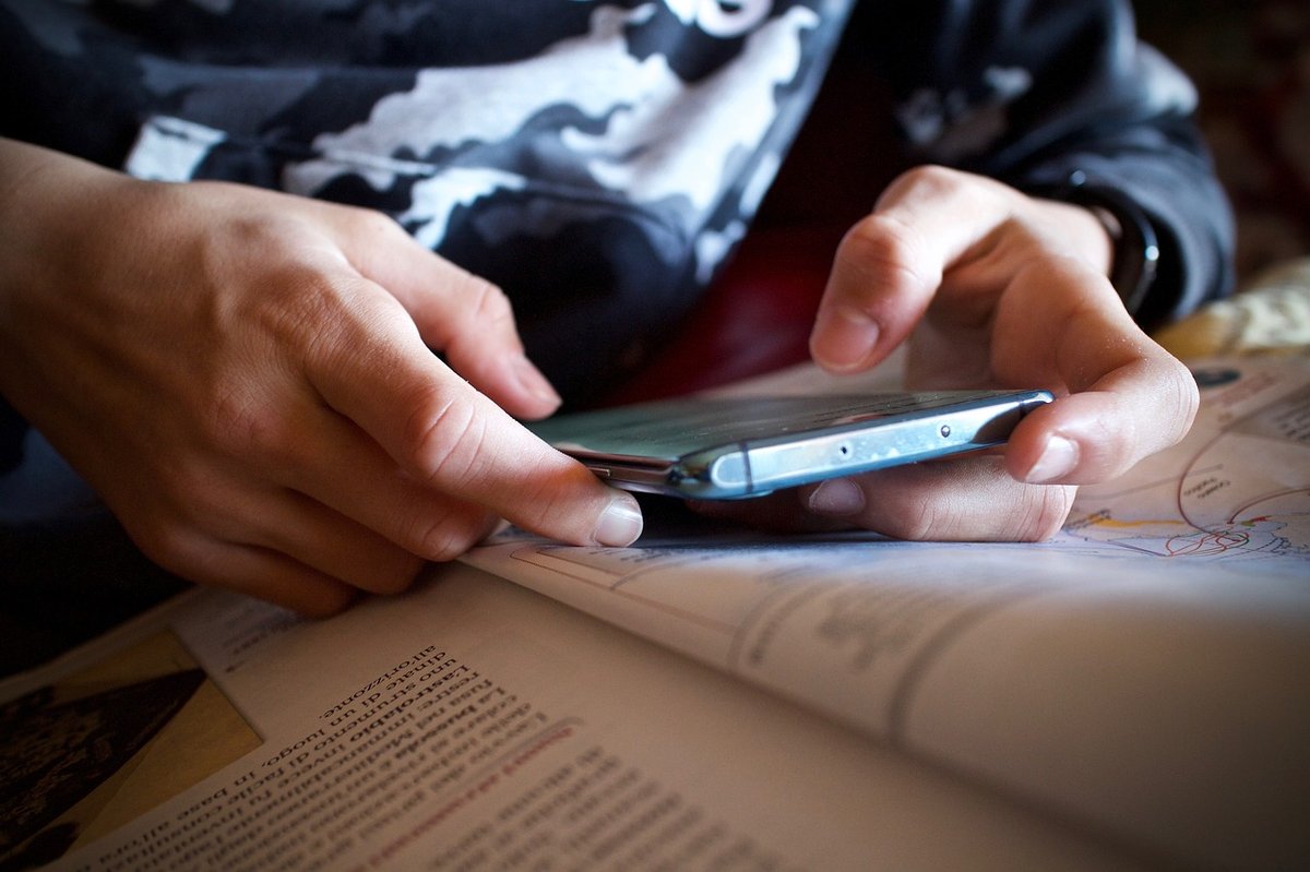 Još jedna europska država planira zabraniti mobitele u školama od 2027.