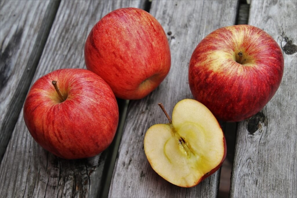 Jabuke su zdrave, no znate li kako ih je najbolje jesti? Nutricionisti otkrivaju važan detalj