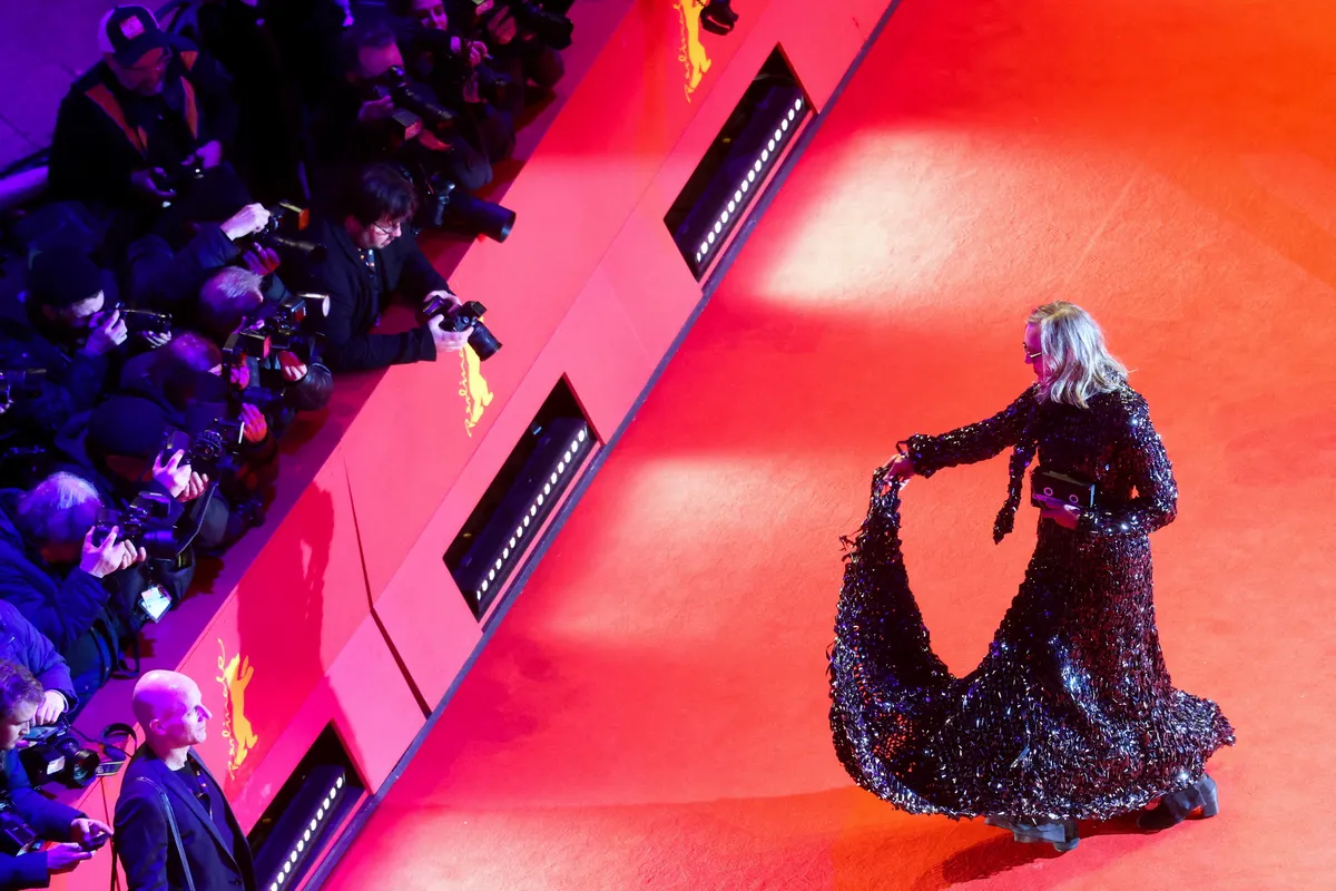 FOTO / Supruga Wima Wendersa na otvorenju Berlinalea odjenula - vrpce njegovih filmova