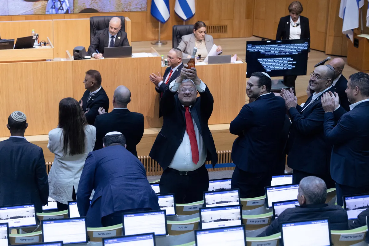 FOTO, VIDEO / Potpuno oduševljenje u Knessetu zbog izglasavanja smrtne kazne Palestincima, Ben-Gvir otvorio šampanjac