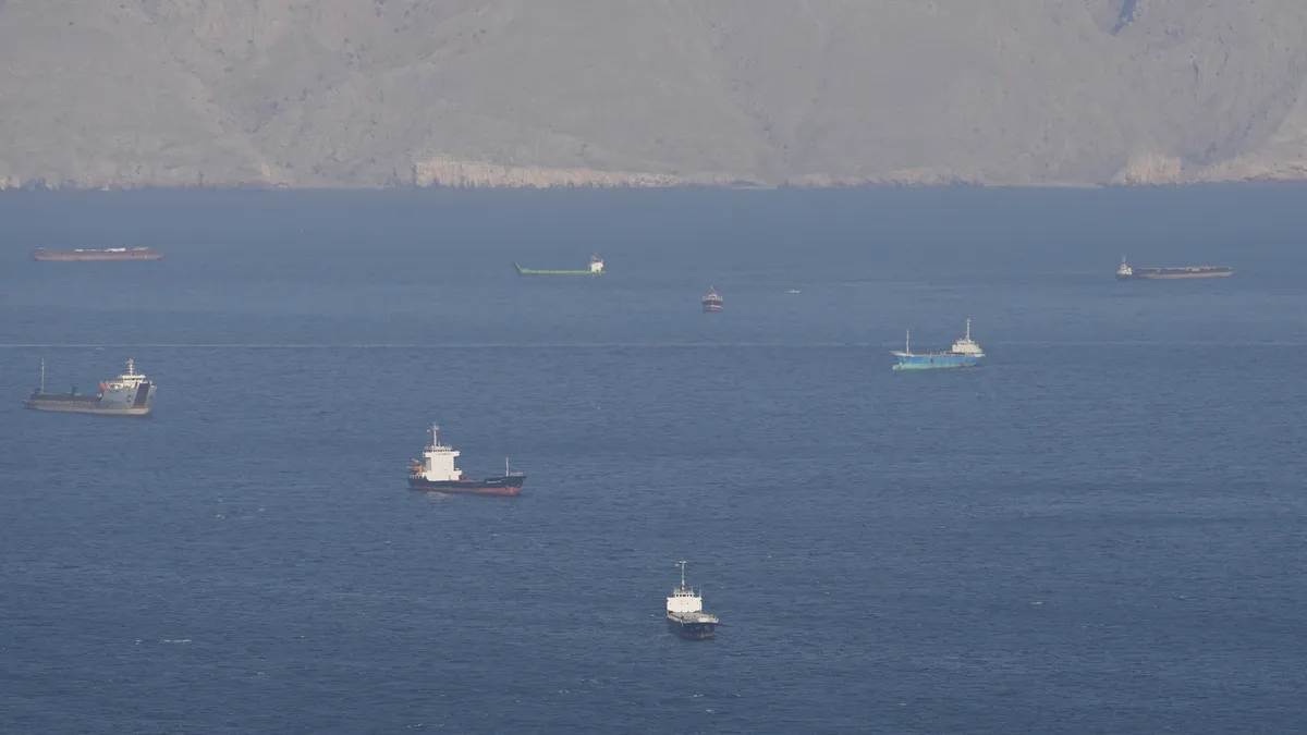 Novi incident u Omanskom zaljevu: Tanker pogođen projektilima u blizini Emirata