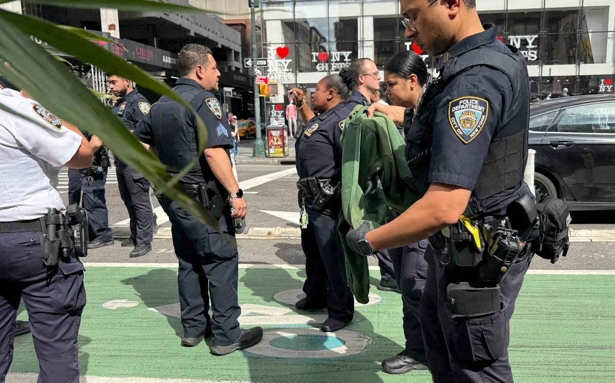 VIDEO / Masovna tučnjava na Times Squareu, turisti spašavali živu glavu. Tinejdžer priveden