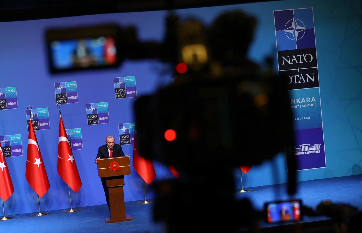 Erdogan čelnicima NATO-a darovao pištolje s njihovim imenima na njima