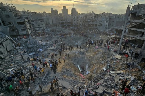 FILE PHOTO: Palestinians search for casualties at the site of Israeli strikes on houses in Jabalia refugee camp in the northern Gaza Strip, October 31, 2023. REUTERS/Anas al-Shareef/File Photo
