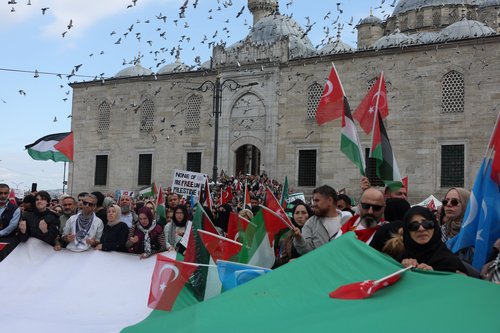 Demonstrators carry a huge Palestinian flag during a rally in support of Palestinians and to condemn Israeli forces' interception of the Global Sumud Flotilla vessels aiming to reach Gaza and break Israel's naval blockade