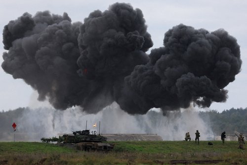 FILE PHOTO: Soldiers operate near Polish Abrams tank as Polish forces with NATO soldiers hold military exercises 'Iron Defender', at a military range in Wierzbiny near Orzysz, Poland, September17, 2025. REUTERS/Kacper Pempel/File Photo