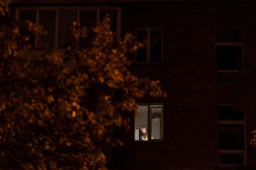 A lone window is lit in an apartment building in a neighborhood that experiences power cuts following last night’s Russian drone and missile strikes, amid Russia's attack on Ukraine, in Kyiv, October 10, 2025. REUTERS/Thomas Peter