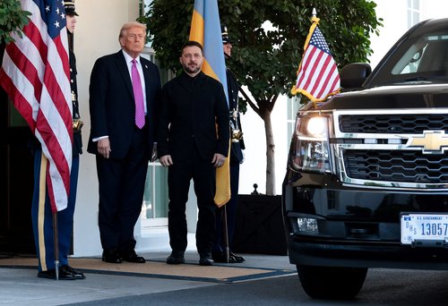 U.S. President Donald Trump welcomes Ukraine's President Volodymyr Zelenskiy at the White House in Washington, D.C., U.S., October 17, 2025. REUTERS/Jonathan Ernst