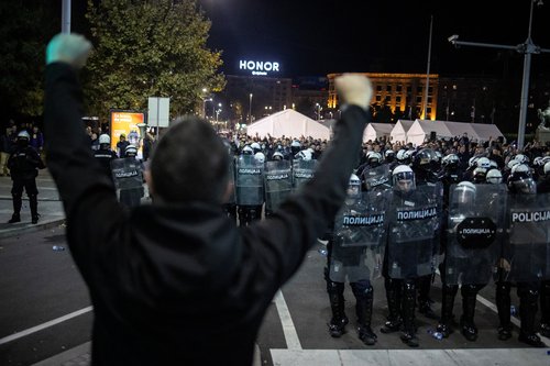 An anti-government demonstrator gestures in front of law enforcement officers in riot gear near the parliament in Belgrade, Serbia, November 2, 2025. REUTERS/Marko Djurica