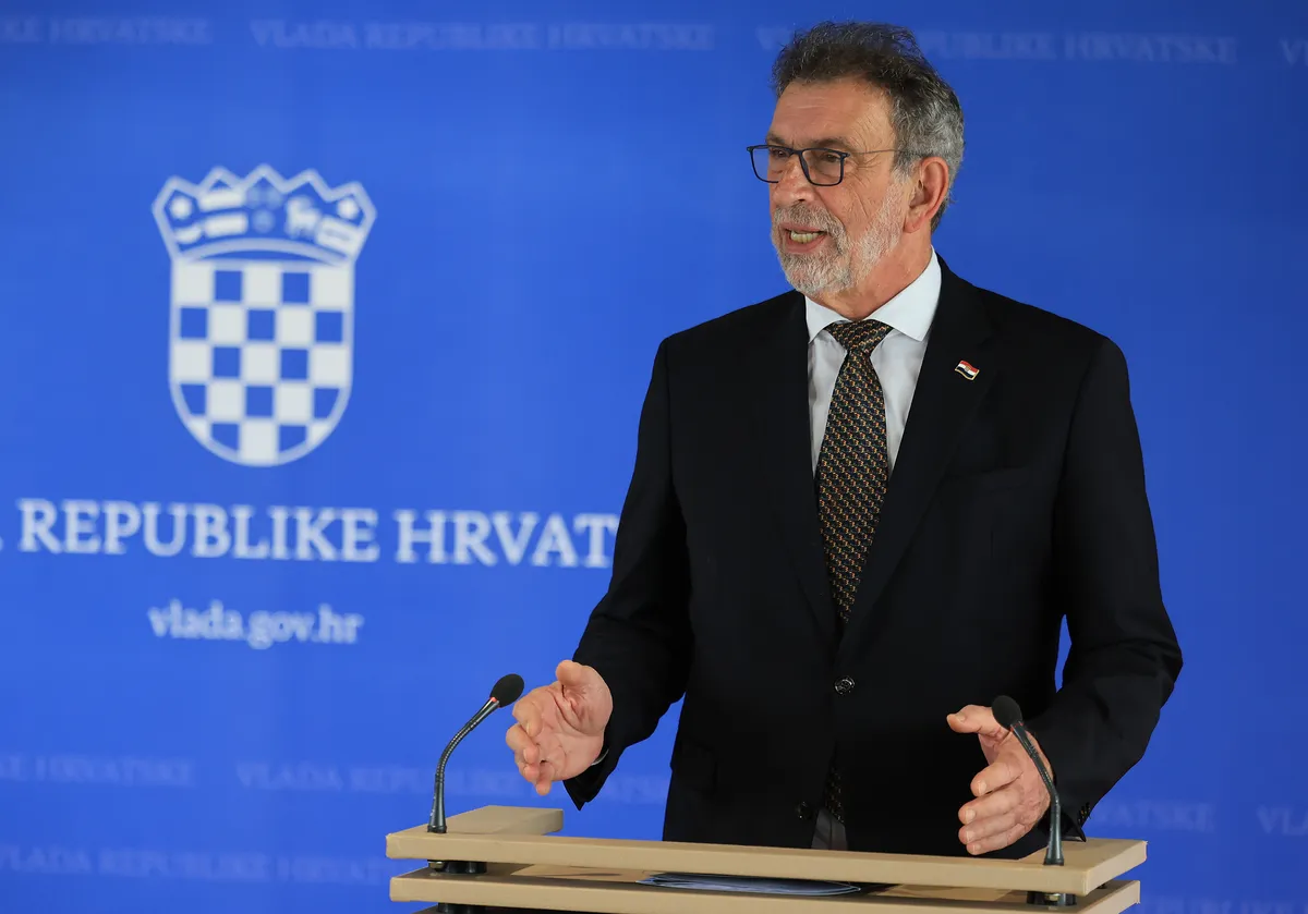 Uskoro novi pravilnik: Fuchs otkrio detalje o zabrani mobitela u školama