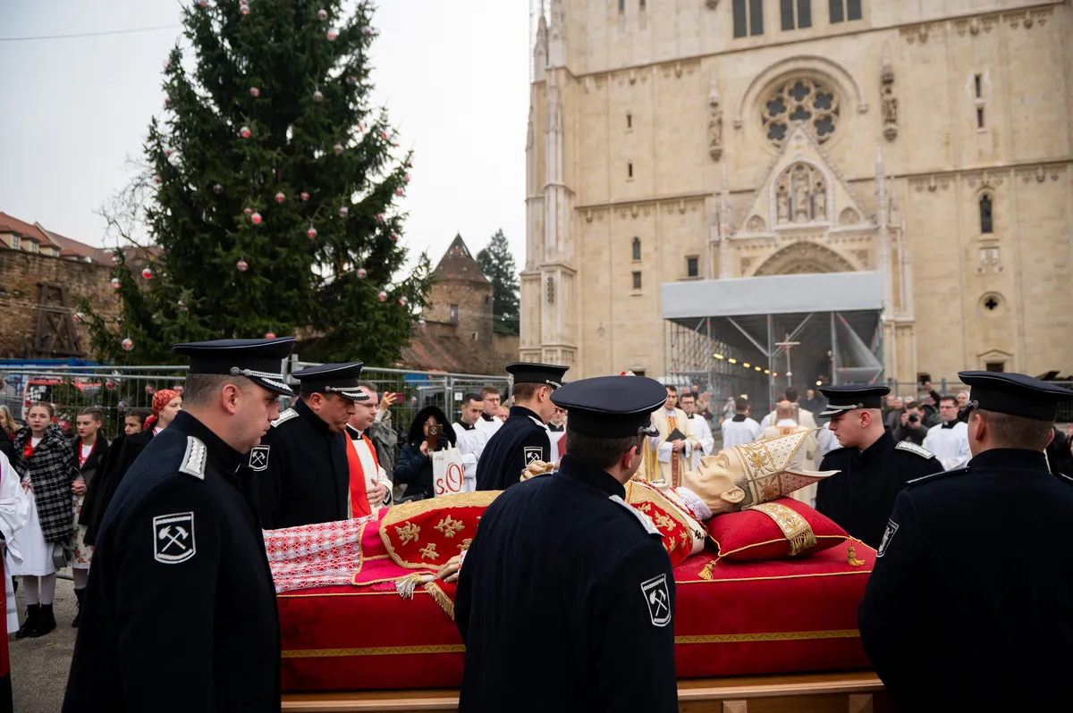 FOTO / Relikvije bl. Alojzija Stepinca vraćene u zagrebačku katedralu