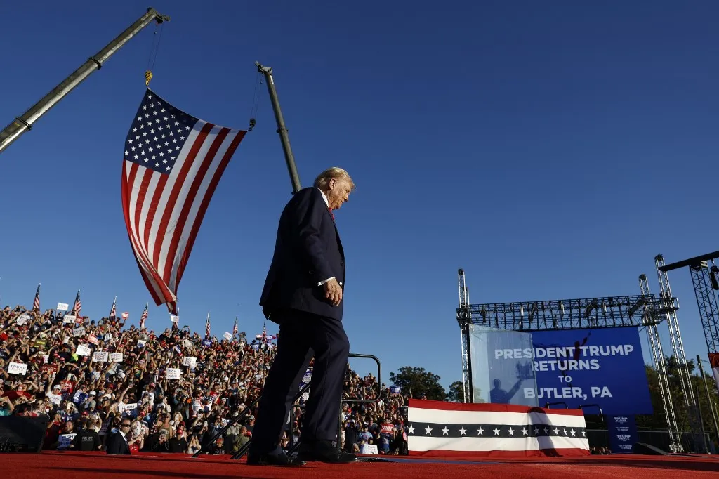 Kako se Trumpov stroj teorija zavjere počeo okretati protiv njega