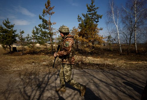 KIJEV, UKRAJINSKI VOJNIK, UKRAJINSKA VOJSKA, puška
