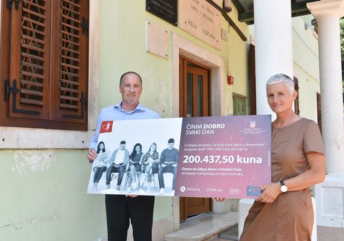 Foto 2_Nikica Floreano (PBZ) Anica Idzakovic (ravnateljica Doma)