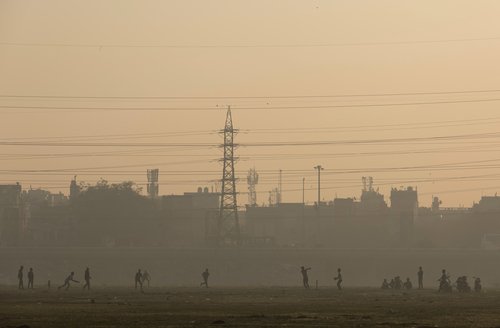 The Wider Image: Air pollution blights India's teeming capital