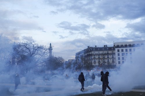 prosvjed, francuska, suzavac