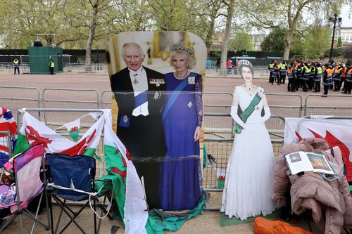 People on The Mall ahead of the coronation