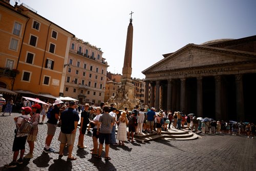 Heat wave hits Rome as temperatures expected to rise further