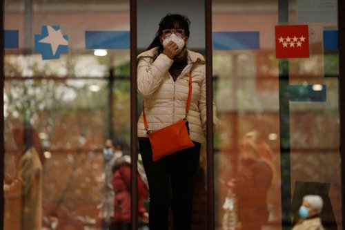 Spain set to re-introduce mandatory mask rule at hospitals and health centers as flu, COVID hits Europe