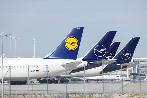 FILE PHOTO: Lufthansa ground staff in Germany go on strike over 9.5% pay claim, in Munich