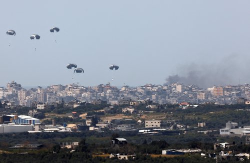 Humanitarian aid falls through the sky towards the Gaza Strip, as seen from Israel's border with Gaza, humanitarna pomoć