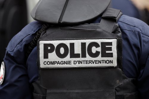 French police cordoned off Iranian consulate in Paris where a man is threatening to blow himself up