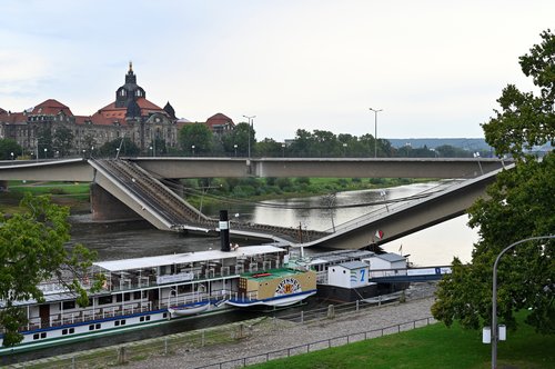 Parts of the Carola Bridge collapsed into the Elbe in Dresden