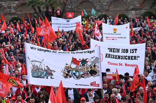 Volkswagen, union IG Metall start talks over new labour agreement in Hanover