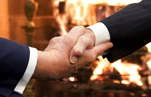 rukovanje joe biden i donald trump