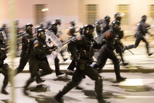 Serbia's police officers intervene to end standoff between ruling party supporters and anti-government protesters in Belgrade, Serbia, August 13, 2025. REUTERS/Djordje Kojadinovic