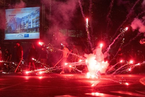 Fireworks explode, during a standoff between supporters of the ruling party and anti-government protesters in Belgrade, Serbia, August 14, 2025. REUTERS/Djordje Kojadinovic