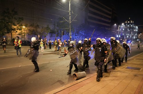 Beograd kao ratna zona, novi prosvjedi diljem Srbije: "Krenuli su napadi na naše obitelji"