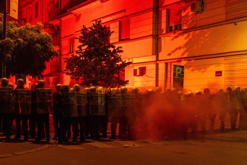 Police officers stand guard during a standoff between ruling party supporters and anti-government protesters in Novi Sad, Serbia, August 14, 2025. REUTERS/Andrej Hlozan