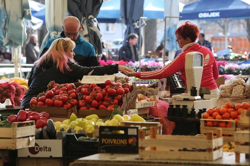 09.02.2016., Osijek - Dnevna ponuda voca i povrca na osjeckoj glavnoj trznici. "nPhoto: Marko Mrkonjic/PIXSELL