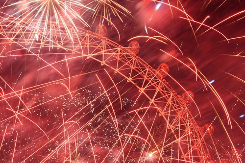 Fireworks explode over the London Eye Ferris wheel to mark the New Year's celebrations, in London, Britain, January 1, 2026. REUTERS/Maja Smiejkowska