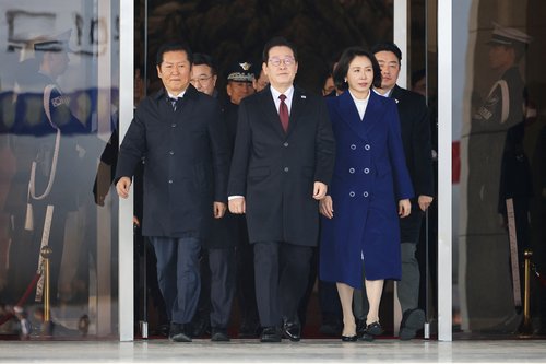 South Korean President Lee Jae Myung and his wife Kim Hye-kyung arrive at Seoul Air base as they leave for Beijing, in Seongnam, South Korea, January 4, 2026. REUTERS/Kim Hong-Ji