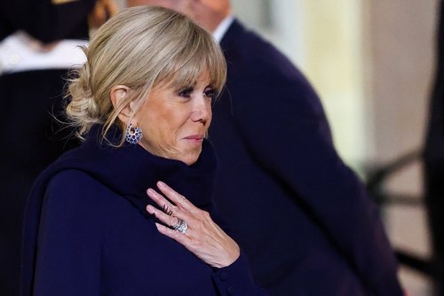 Brigitte Macron, wife of French President Emmanuel Macron waits to receive Croatia's Prime Minister Andrej Plenkovic and his wife Ana Maslac Plenkovic for a state dinner at the Elysee Palace, in Paris, France, December 8, 2025. REUTERS/Gonzalo Fuentes