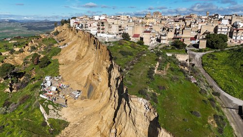 A drone picture shows houses perched along the edge of a cliff after a landslide in Niscemi, Sicily, Italy, January 27, 2026. REUTERS/Danilo Arnone TPX IMAGES OF THE DAY REFILE - QUALITY REPEAT