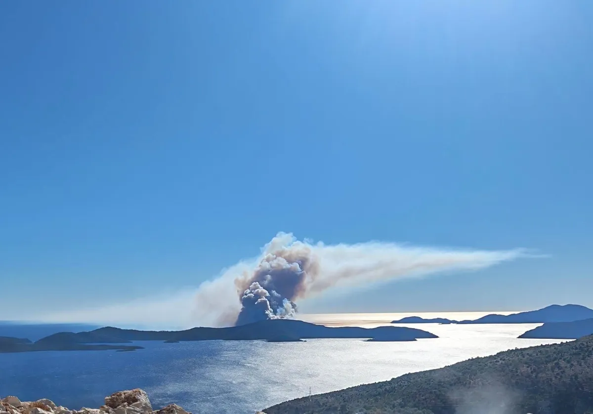 FOTO / Požar na Jakljanu ponovno aktivan, kanaderi zbog bure nisu mogli gasiti: "Gori kao da je kolovoz"