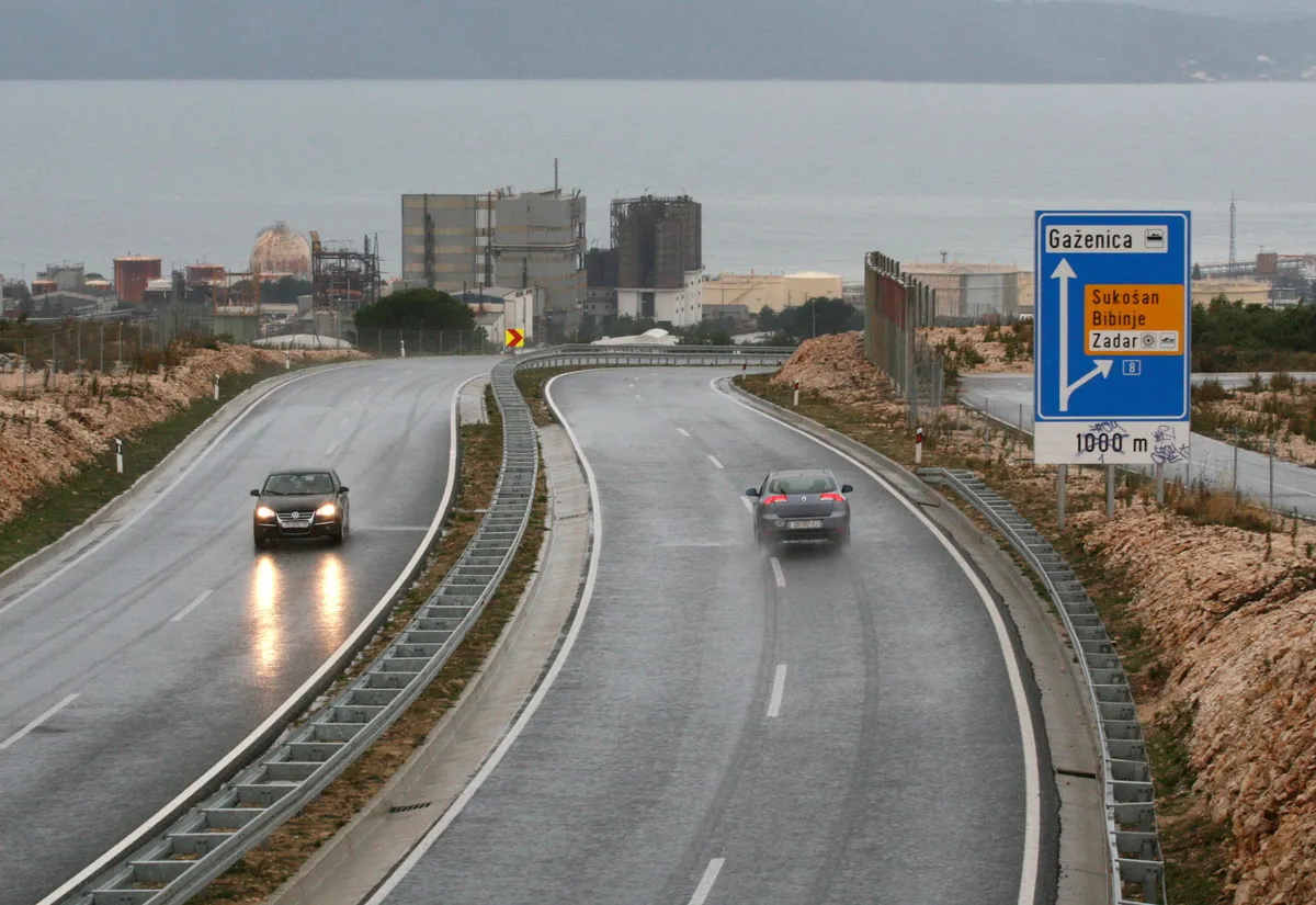 Drama kod Zadra: Presreli Nizozemca na cesti pa mu oštetili automobil