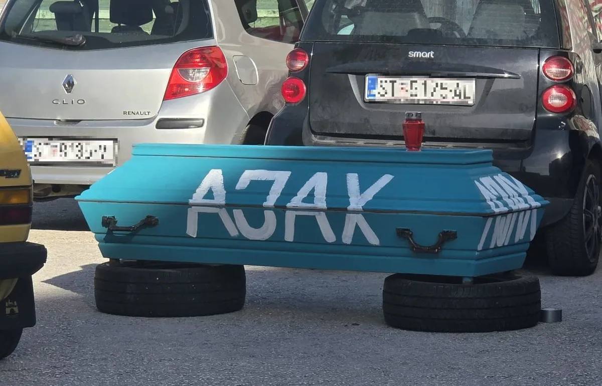 U Splitu osvanuo lijes s natpisom Ajaxa uoči utakmice s Hajdukom