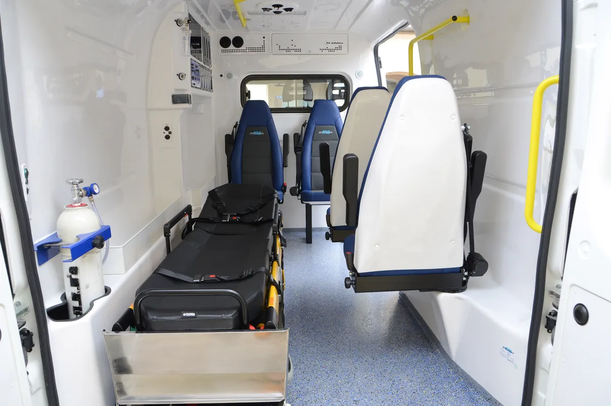 Metak probio staklo sanitetskog vozila na A3 i ranio medicinskog tehničara?
