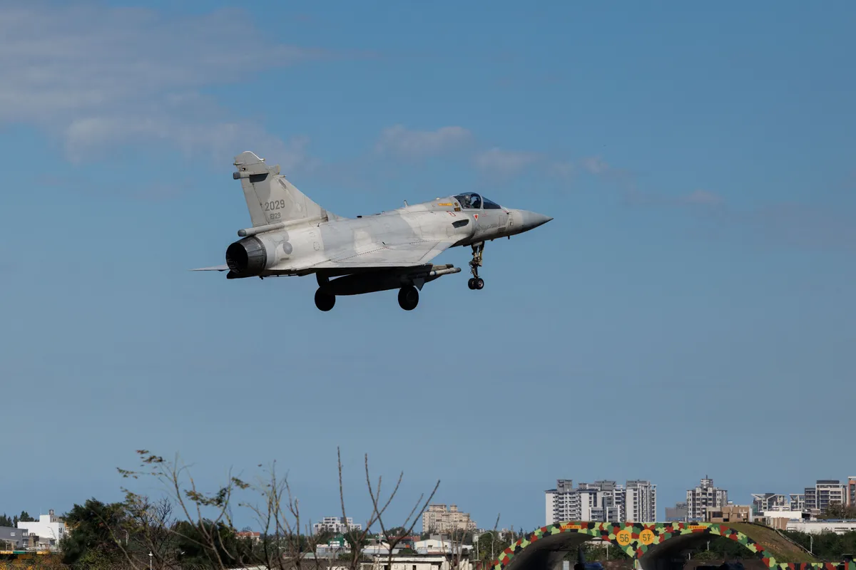 Srušio se francuski vojni avion, poginuo jedan član posade