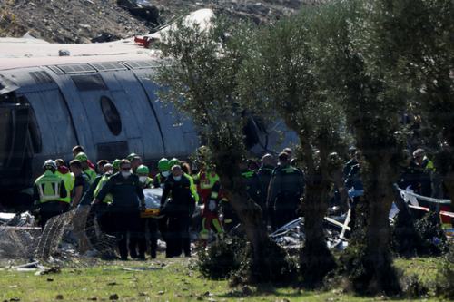 Rescue teams work at the site following the collision of two high-speed trains between the towns of Mora and Orgaz, near Toledo, Spain, October 28, 2026. REUTERS/Violeta Santos Moura
