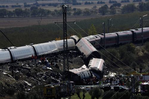 Rescue personnel work at the site of the collision of two high-speed trains between the towns of Mora and Orgaz, near Toledo, Spain, October 28, 2026. REUTERS/Violeta Santos Moura TPX IMAGES OF THE DAY