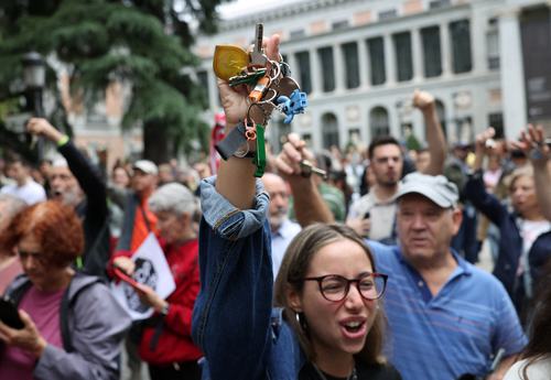 A demonstrator holds keys during a protest demanding political action to stop evictions and alleviate the housing crisis, in Madrid, Spain, October 3, 2026.