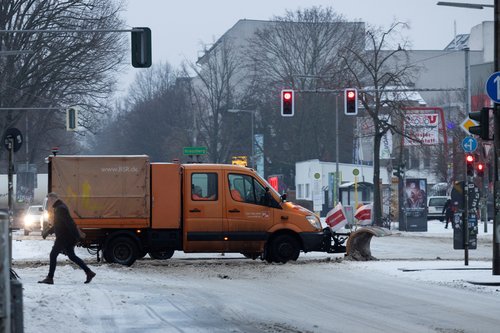 Snow is cleared from a street in Berlin, Germany, February 5, 2026. REUTERS/Axel Schmidt