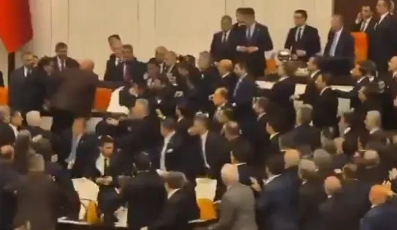 VIDEO / Masovna tučnjava u turskom parlamentu tijekom imenovanja ministra pravosuđa