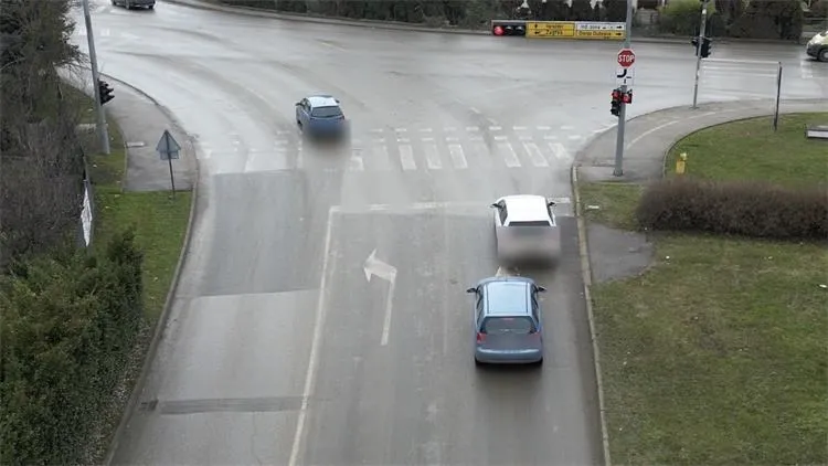 FOTO, VIDEO / Policija dronovima lovi vozače koji prođu kroz crveno svjetlo, objavili i snimku prekršitelja